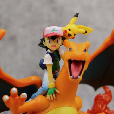 Figurine Dracaufeu Sacha et Pikachu