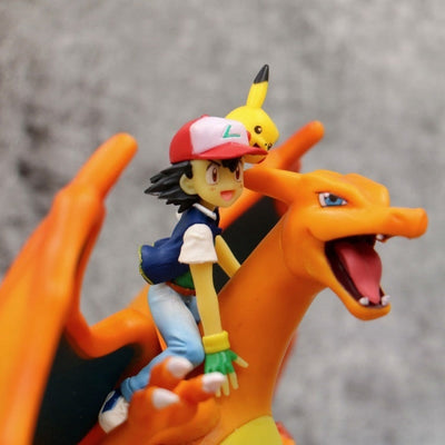 Figurine Dracaufeu Sacha et Pikachu