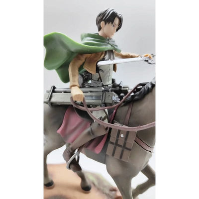 Figurine Rivaille Ackerman à cheval - Attaque des Titans™